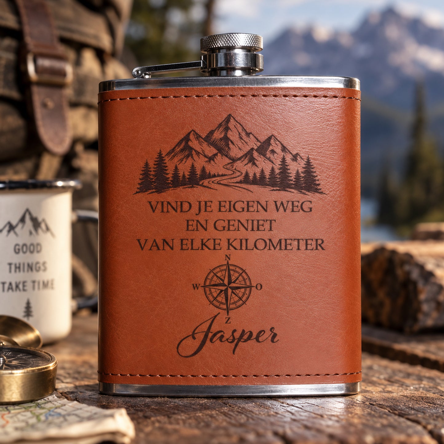 Heupfles met naam en bergen als persoonlijk cadeau