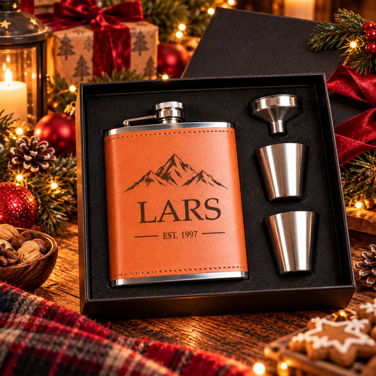 Gepersonaliseerde heupfles met naam Lars, twee shotglaasjes en trechter in luxe cadeauset