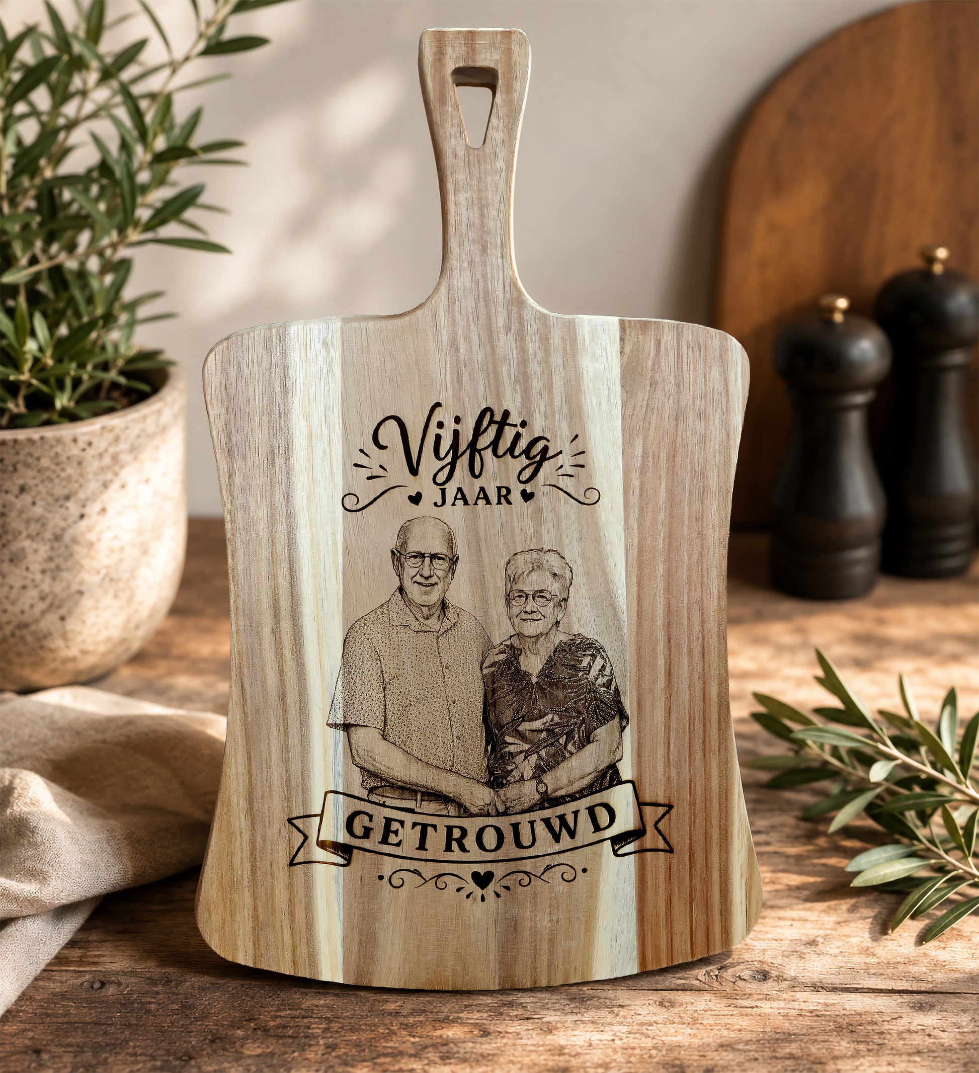 Gepersonaliseerde houten serveerplank met foto en gravure voor 50 jaar getrouwd