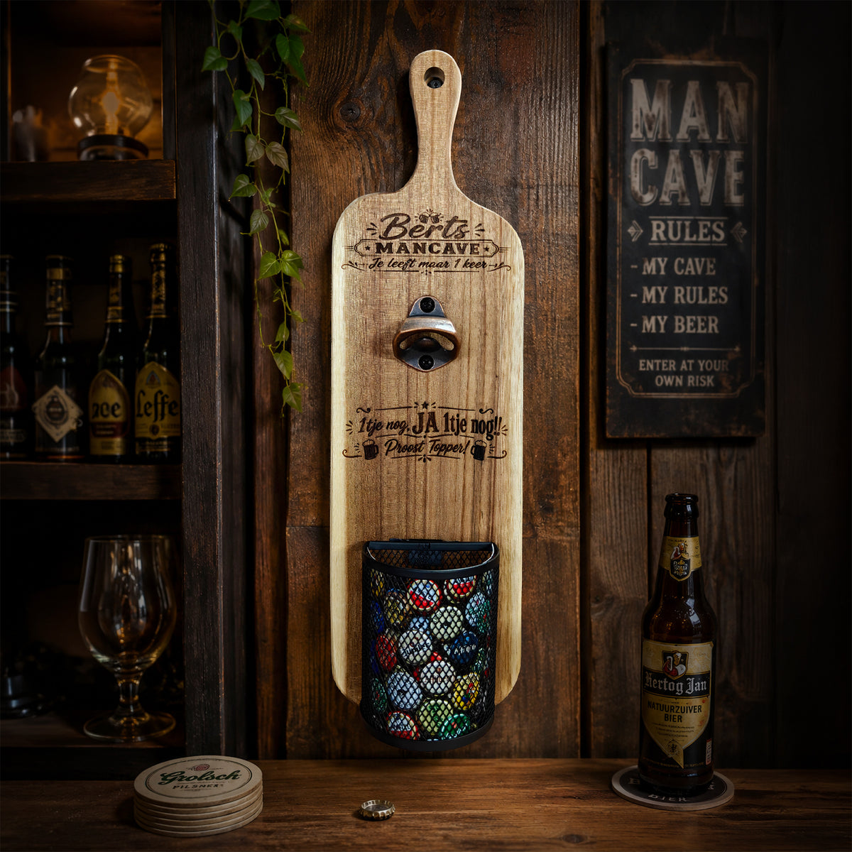 Gepersonaliseerde houten wandbieropener voor mancave met eigen tekst en opvangbakje